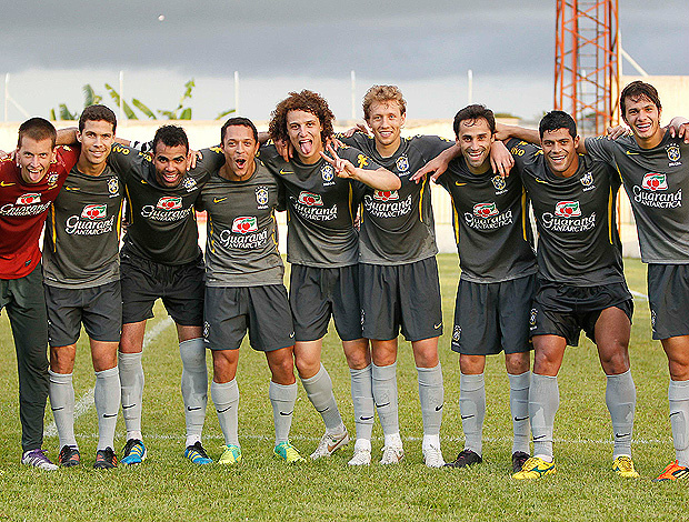Neto, Hernanes, Sandro, Adriano, David Luiz, Lucas, Jonas, Hulk e Kléber no treino (Foto: Rafael Ribeiro/CBF)