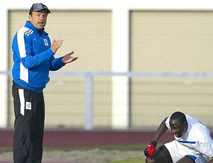 Treinador Gernot Rorh quer evitar que Gabão faça
'ridículo'  em casa (Foto: Agência AFP)