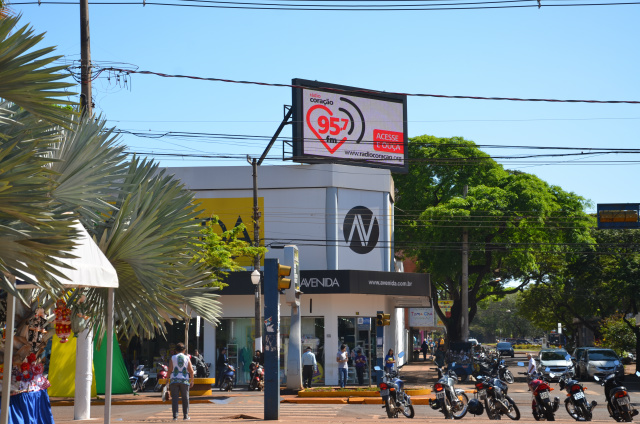 Outdoor, na avenida Marcelino Pires, centro de Dourados, divulgando a Rádio Coração FM para todos os douradenses.