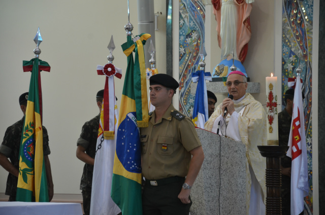 Dom Redovino preside missa da páscoa militar