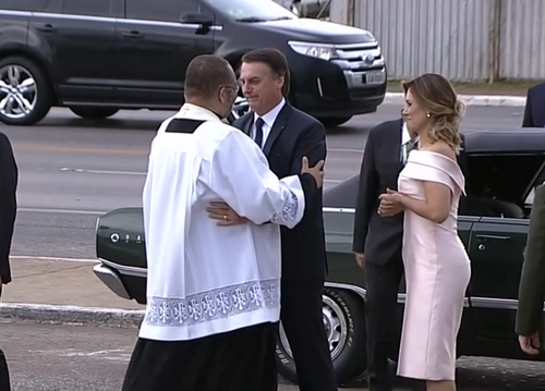 Padre João Firmino, pároco da catedral de Brasília, recebeu cumprimentos do casal Jair e Michele Bolsonaro na segunda etapa do circuito feito para a posse da presidência da República. 