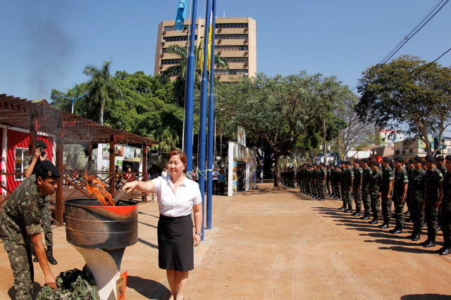 Secretária municipal de Educação, Mariniza Kiyomi Mizoguchi, acendeu a pira, que ficará acesa até o Dia 7 de Setembro