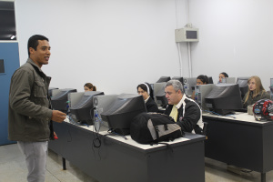 O jornalista atua como professor na faculdade que se formou