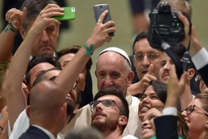 Papa em meio a juventude durante audiência geral – ANSA