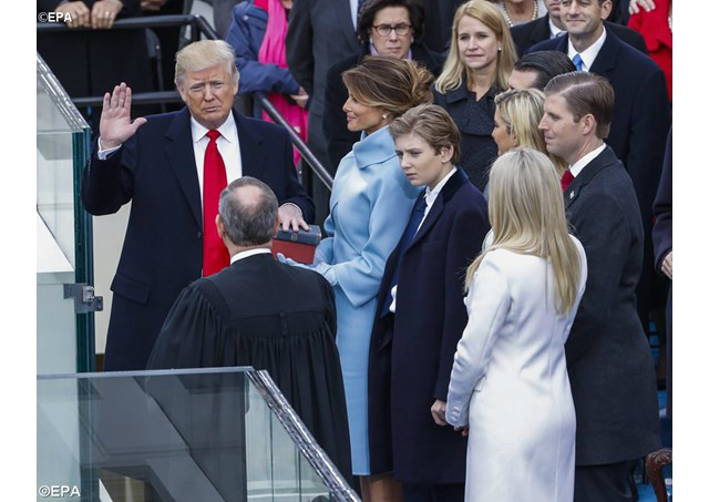 Trump no juramento como 45° presidente dos Estados Unidos - EPA