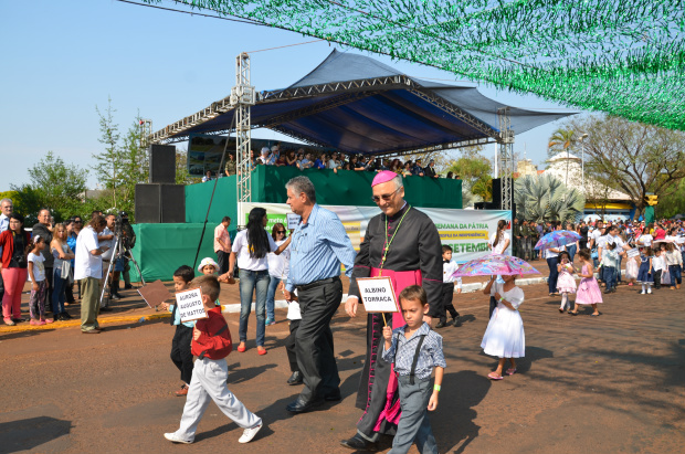 Dom Redovino, no desfile de ontem(7) de manhã na avenida Marcelino Pires.