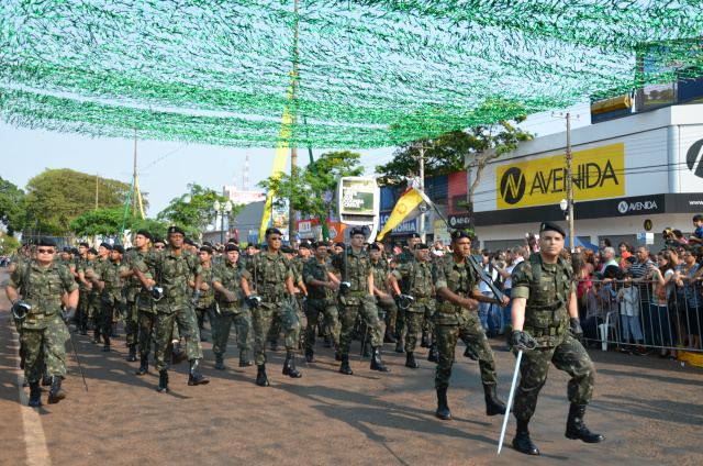 Clima favorece desfile e leva milhares de pessoas ao centro de Dourados