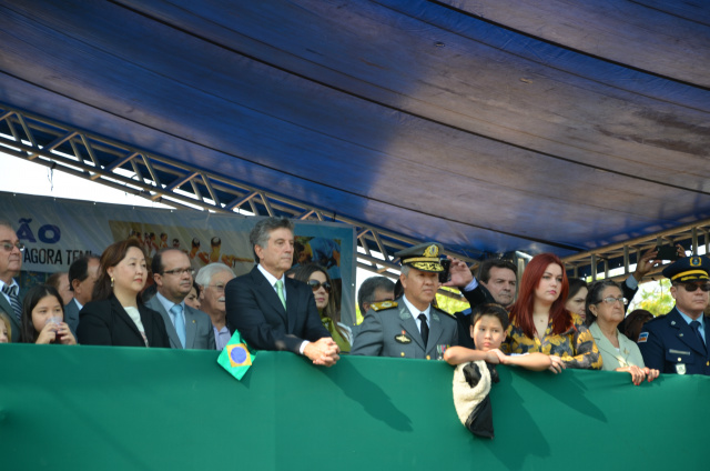 Murilo Zauith com autoridades civis e militares na abertura do  desfile cívico do 7 de setembro.