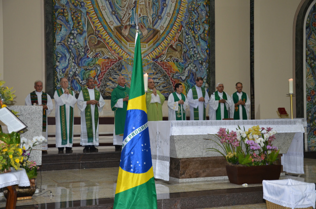 Bispo, padres e diáconos, ontem na catedral para a celebração da santa missa pelo 7 de Setembro. 