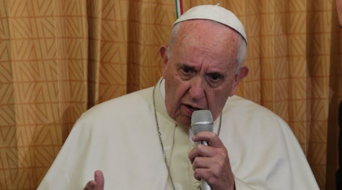 Papa Francisco no avião de regresso de Azerbaijão a Roma. Foto: Alan Holdren / ACI Prensa