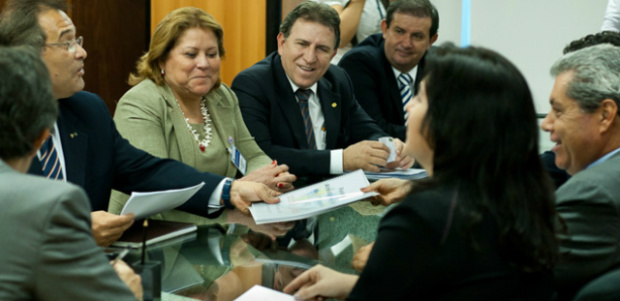Governador André Puccinelli, Simone Tebet, deputado Edson Giroto e reitora da UFMS comemoram anúncio do MEC. 