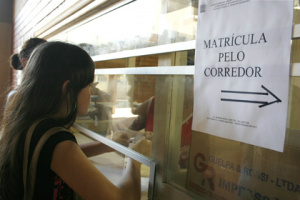 Nos municípios que não contam com sistema de matrícula digital deve-se recorrer às escolas(Foto Edemir Rodrigue)