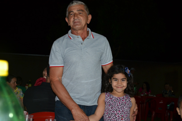Sr. Francisco com a neta que também é uma fã e admiradora da Rádio Coração.