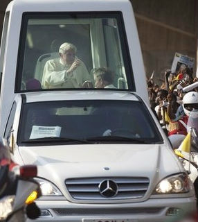 No papa-móvel, Bento XVI se dirige para encontro com políticos.