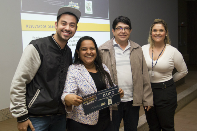 Representantes do CEIA recebem o valor arrecadado 