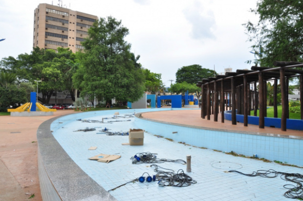 Fonte luminosa da Praça Antonio João está sendo instalada

Crédito: A. Frota