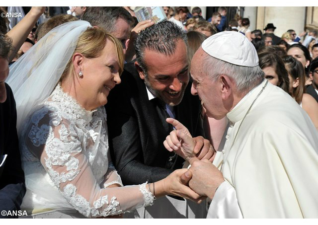 Papa com casal recém-casado - ANSA