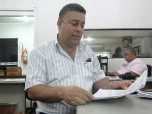 Presidente do Condam, Ataulfo Alves Stein Neto, mostra relatório técnico contra queimadas 