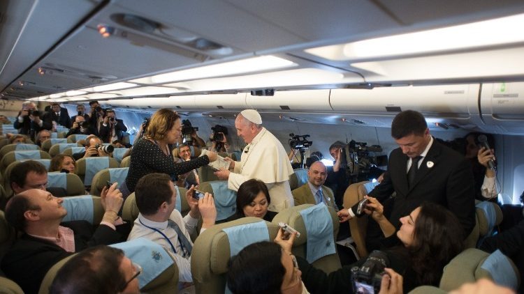 Papa Francisco com jornalista durante voo ao Sri Lanka em 2015 