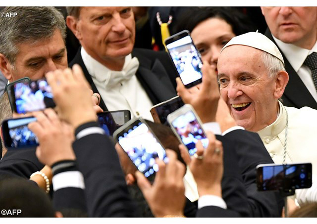 Papa durante uma audiência geral: comunicação instantânea - AFP