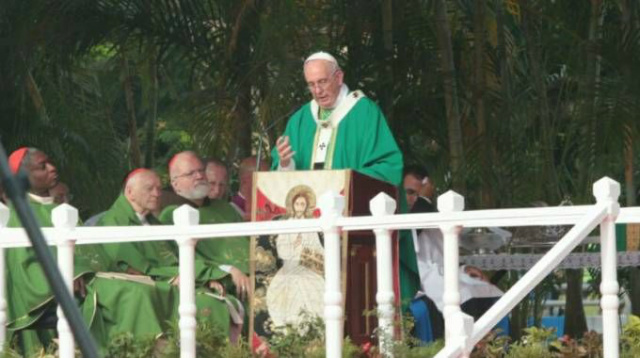 O Papa Francisco lendo a homilia da Missa que presidiu esta manhã na Praça da Revolução. Foto: Eduardo Berdejo/Cub