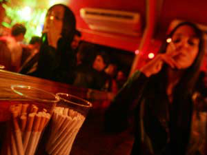 Em São Paulo, clientes já não podem mais fumar em
bares e restaurantes há dois anos (Foto: Arquivo /
Werther Santana / Agência Estado)