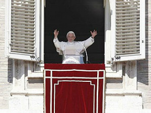 ''A vida não tem somente a dimensão terrena, mas é projetada rumo a um 'além''', afirma Bento XVI