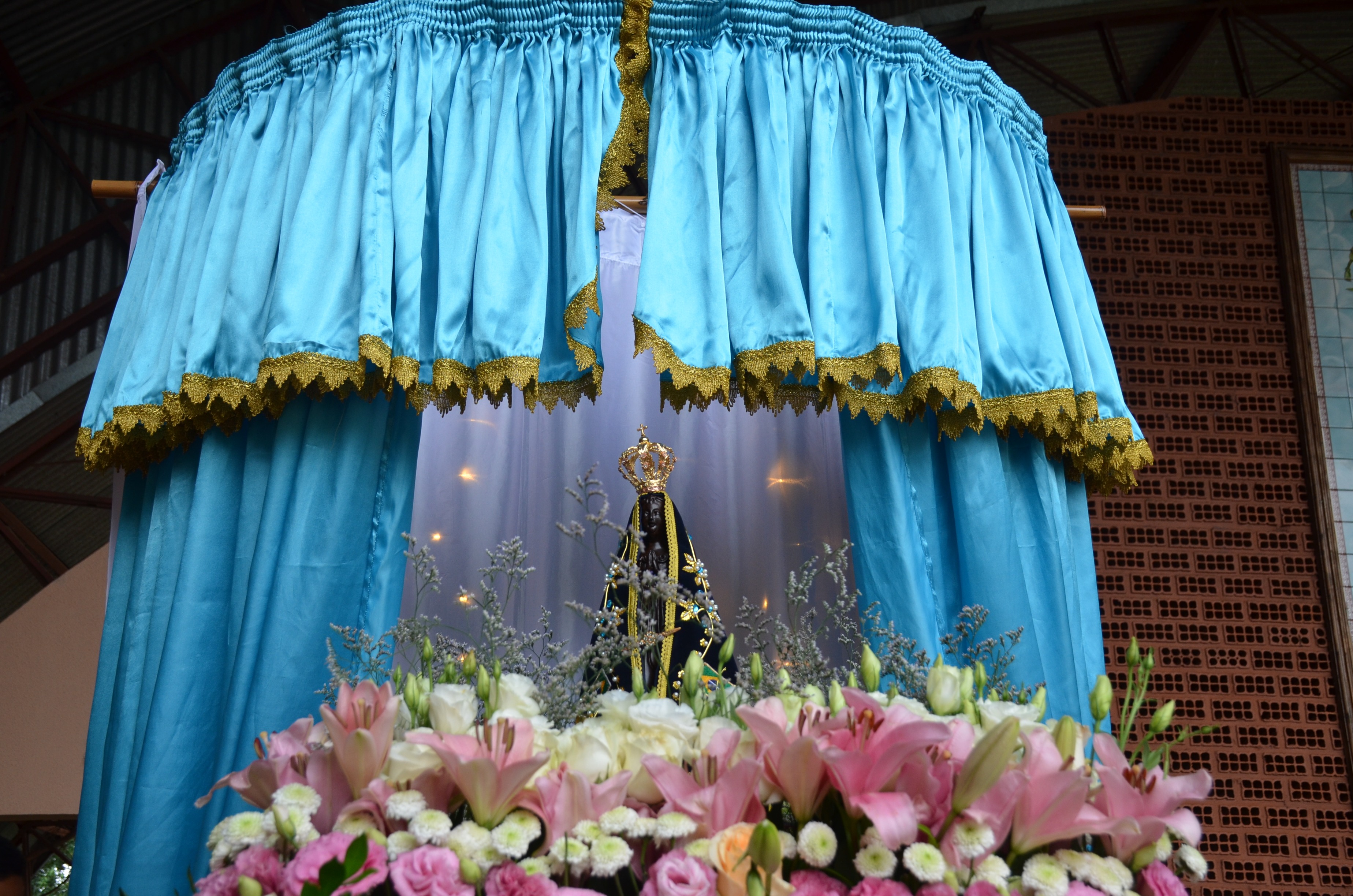 Imagem de Nossa Senhora da Conceição Aparecida no palco principal do Santuário Diocesano. 
Foto: Estanislau Sanabria / Rádio Coração.