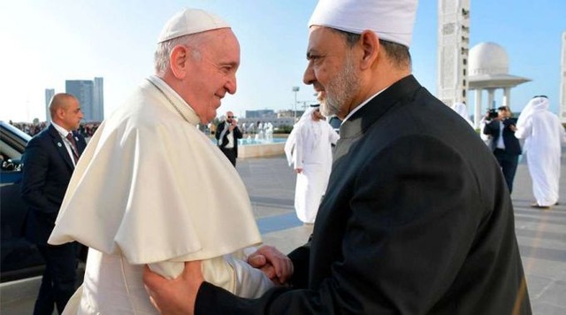 Papa se reúne com líderes muçulmanos na principal mesquita de Abu Dhabi