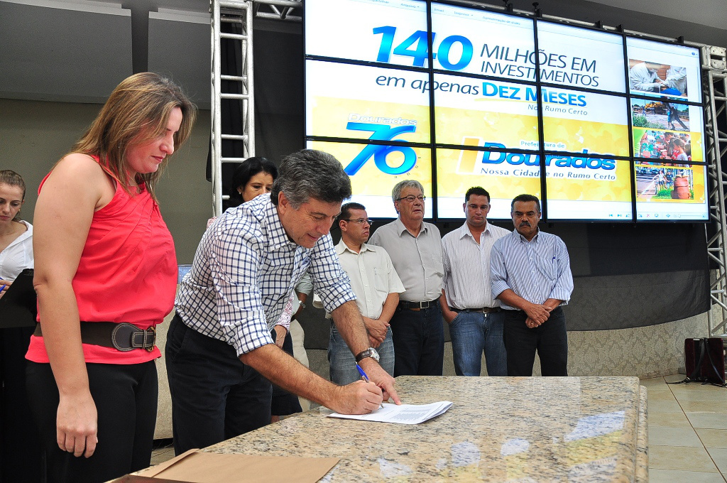 Ao lado da secretária de Saúde, Murilo assina ordens de serviço para obras 
Crédito: A. Frota