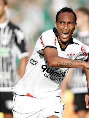 Liedson faz o gol que deixou o Corinthians a um
empate do título brasileiro de 2011 (Foto: Reuters)