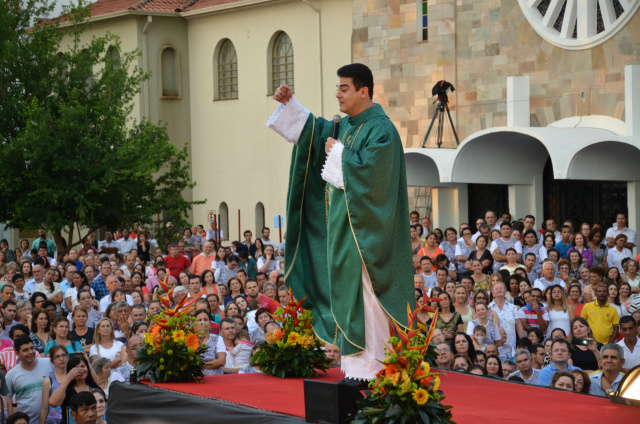 Média de 15 mil pessoas, segundo os organizadores, participaram da missa campal no centro de Dourados