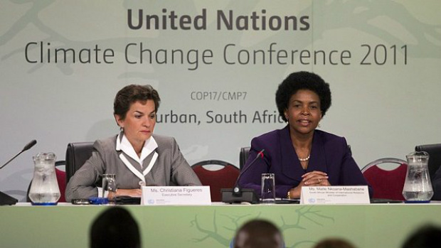 A presidente da COP 17 Maite Nkoana-Mashabane (à direita) dá uma entrevista coletiva junto com a secretária executiva da ONU sobre o clima, Christina Figueres durante a Conferência das Partes em Durban, África do Sul (REUTERS/Rogan Ward)