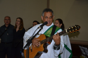 Diácono Nelsinho Corrêa entoando uma de suas canções na missa do dia 03/10.
