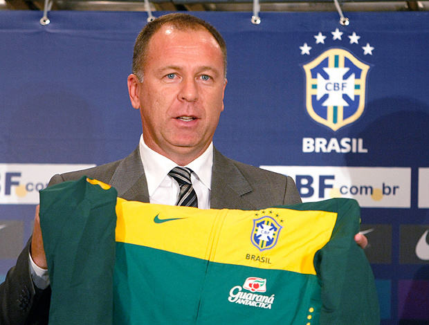 Mano Menezes exibe o agasalho da seleção que ganhou de Ricardo Teixeira (Foto: Ag. Estado)