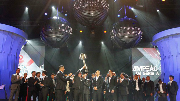 Sob aplausos de Ronaldo, corintianos erguem o troféu do Brasileiro (Foto: Gustavo Tilio / Globoesporte.com)