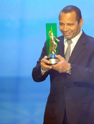 Neymar Santos, pai de Neymar, recebe pelo filho o
prêmio de craque do campeonato
(Foto: Marcos Ribolli / Globoesporte.com)