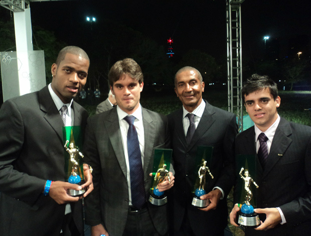 Vascaínos Dedé, Diego (filho de Ricardo Gomes), Cristóvão Borges e Fagner exibem seus troféus. Diego Souza, fora da foto, também foi eleito o melhor de sua posição (Foto: Wagner Bordin/SporTV.com)