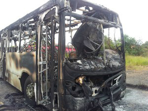 Até a madrugada desta segunda (4), 18 ônibus foram
incendiados em Santa Catarina