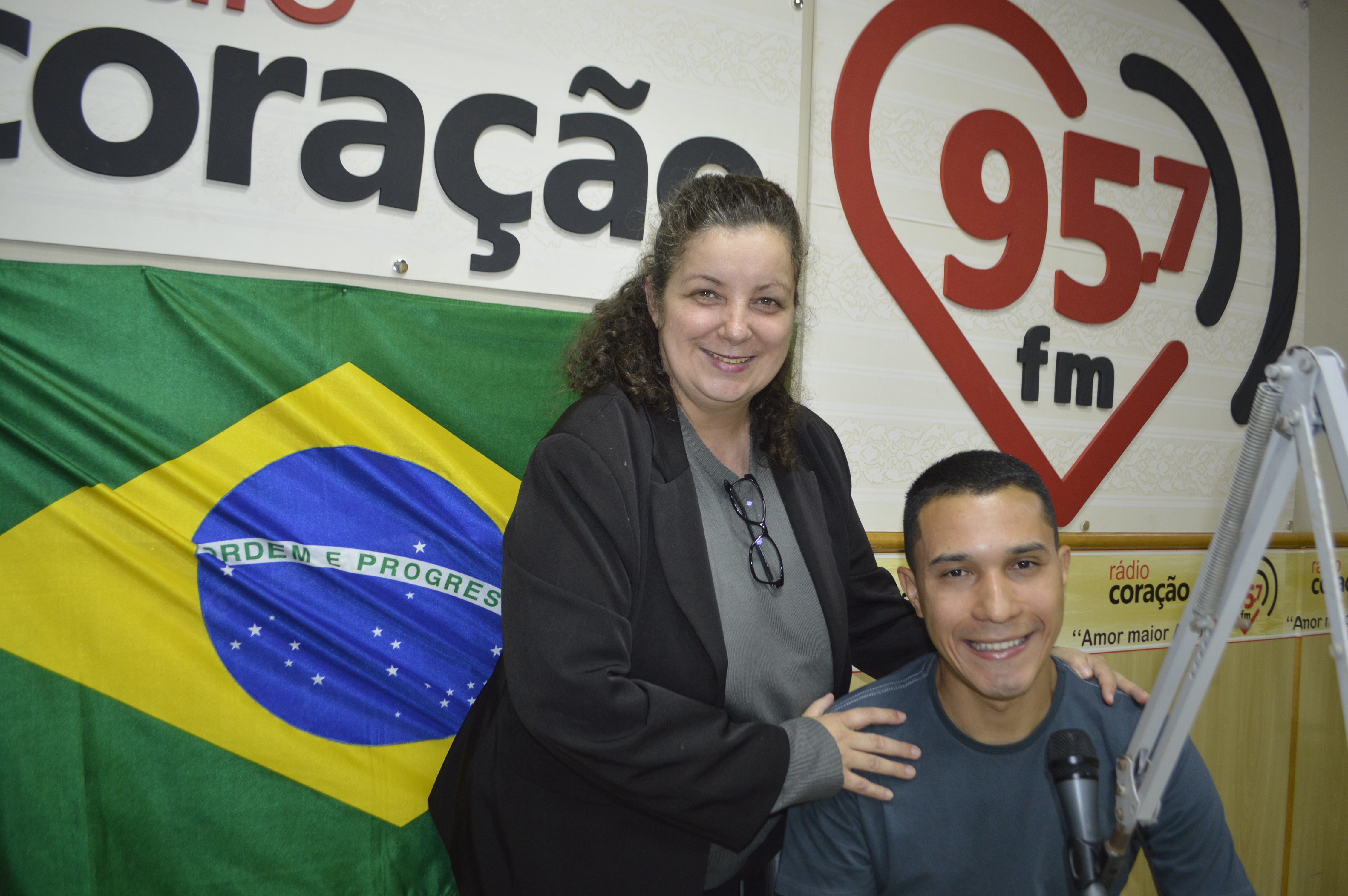 Padre Éverton Manari e Ozair Sanabria no Estúdio da Rádio Coração em Dourados.