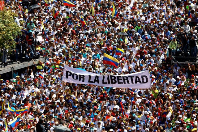 Manifestantes protestam em Caracas, na Venezuela, contra o bloqueio imposto por Nicolás Maduro à ajuda humanitária de comida e remédios enviada ao país. - Adriana Loureiro/Reuters/Direitos reservados