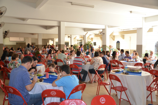 Almoço reúne centenas famílias na catedral