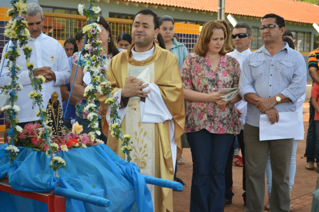 Andor com a imagem de Nossa Senhora Aparecida e ao centro, Pe. Tiago,  pároco da paroquia com sede em Douradina.