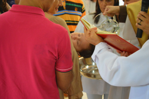 Batizado durante a missa a N.S. Aparecida.