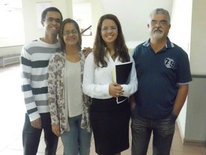 Renata Cézar com sua família no dia da defesa de
seu TCC (Foto: Arquivo Pessoal/ Renata Cézar)