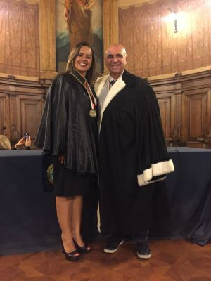 Renata Cézar recebe medalha do reitor Antonio
Felice Uricchio  (Arquivo Pessoal/ Renata Cézar)