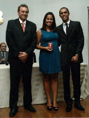 Renata acompanhada de seu irmão Thyago Cézar,
recebe a carteira da OAB (Arquivo Pessoal/ Renata)
