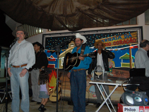 3º arraiá da 95,7 FM faz família Coração se confraternizar A dupla Eduardo Viola e Pantanal abriu o evento com muita música sertaneja raiz.
