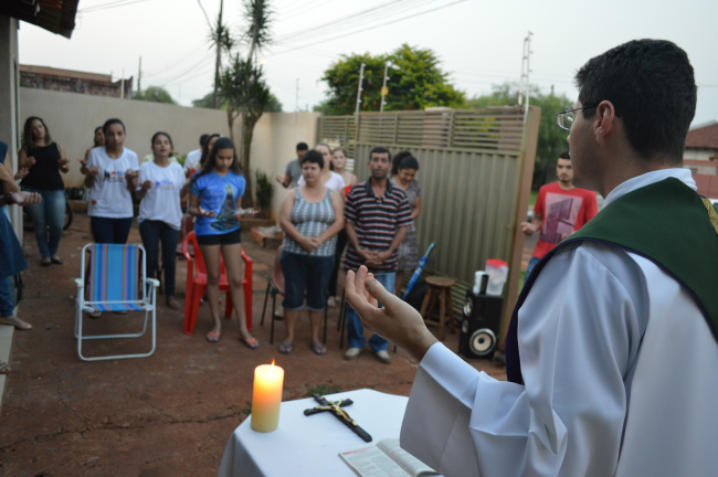 Mais de 30 jovens participaram da missa em república de Dourados