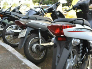 Suspenso apenas habilitação, porém é necessário fazer o emplacamento
Foto: Hedio Fazan
